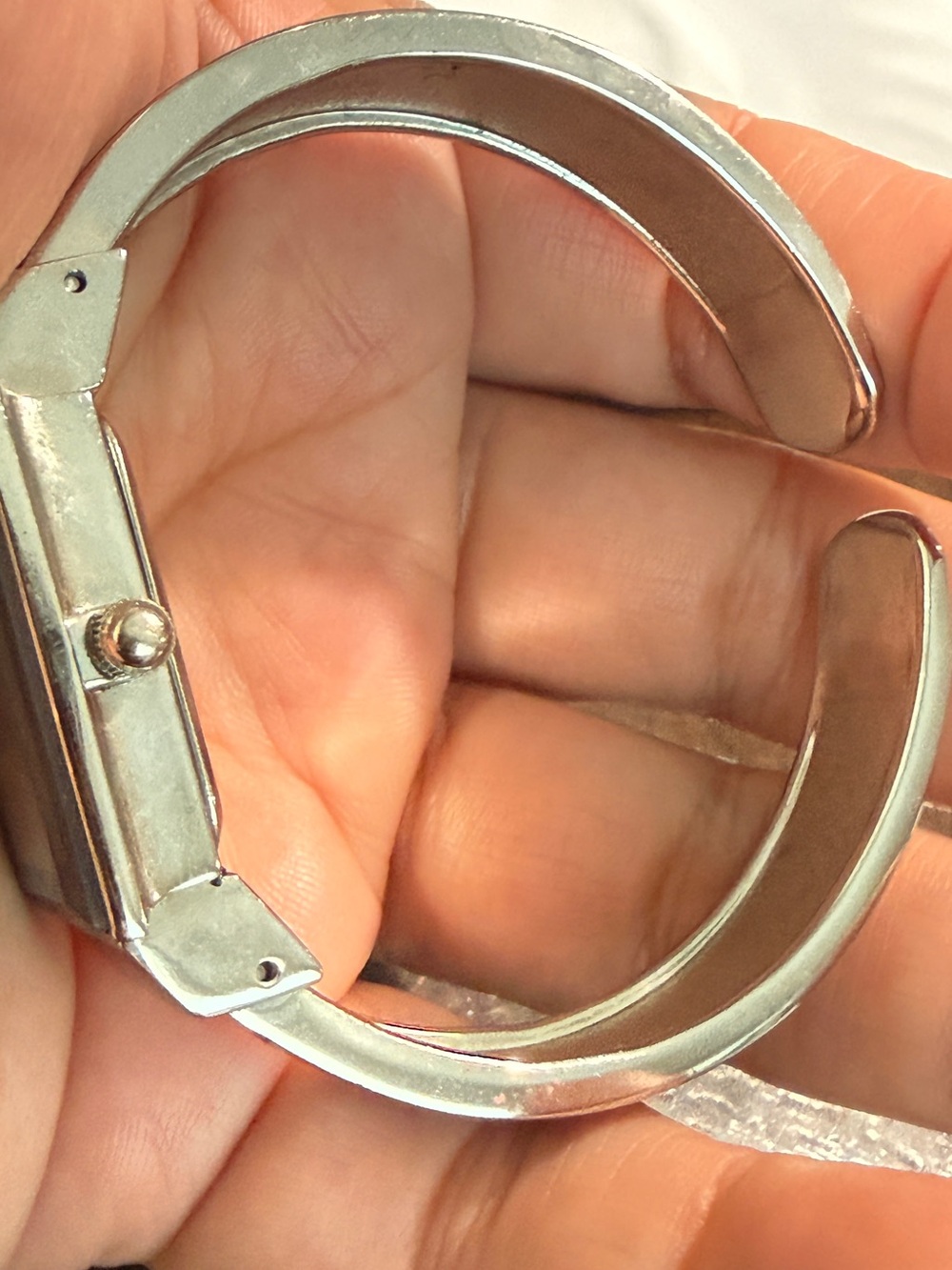Gucci Silver Dial Watch with Blue Faceted Bezel - Picture 4 of 5